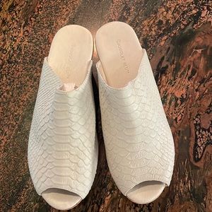 New Chocolate Blu white leather shoes